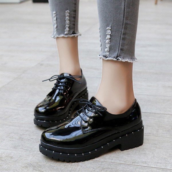 Modern női alkalmi cipő lapos talppal, fekete színben