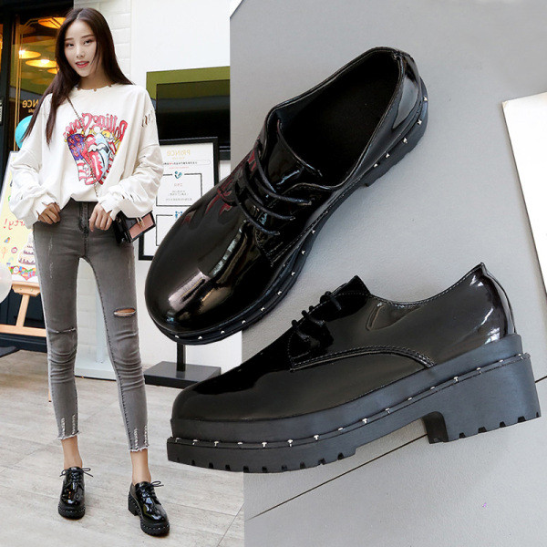 Modern női alkalmi cipő lapos talppal, fekete színben