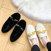 Női pehelypapucs lapos talppal és 3D fekete-fehér színben