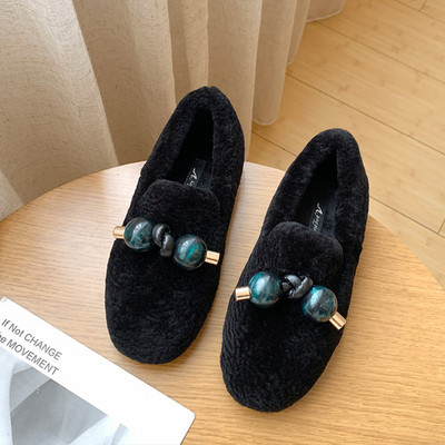 Női pehelypapucs lapos talppal és 3D fekete-fehér színben