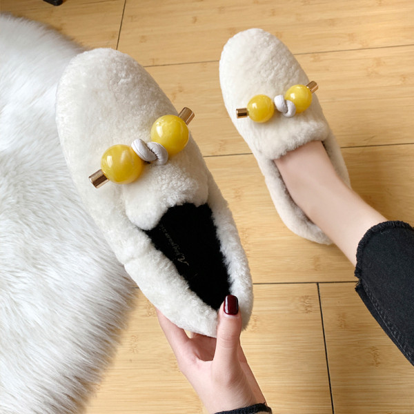 Női pehelypapucs lapos talppal és 3D fekete-fehér színben