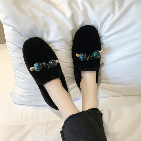 Női pehelypapucs lapos talppal és 3D fekete-fehér színben