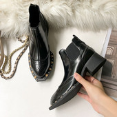 Modern női csizma vastag és alacsony sarkú fekete színben