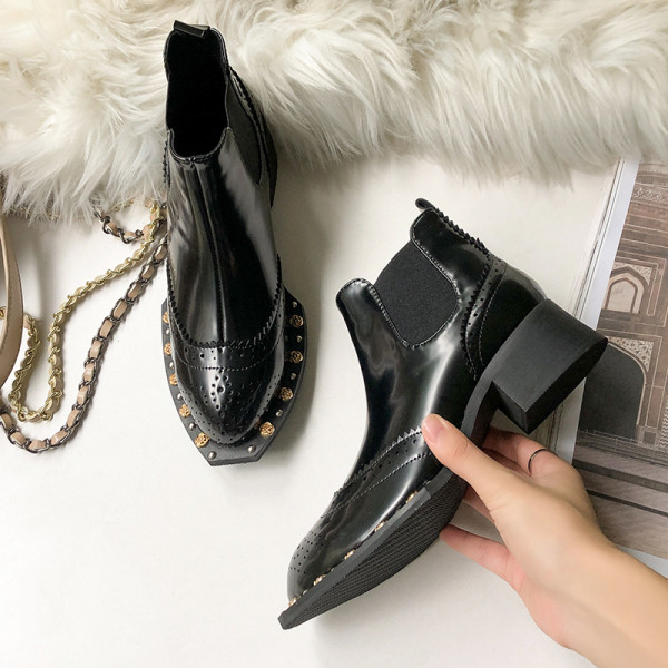 Modern női csizma vastag és alacsony sarkú fekete színben