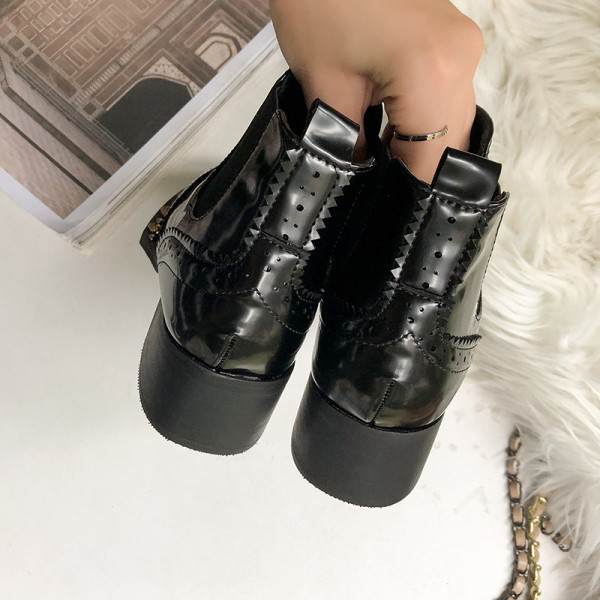 Modern női csizma vastag és alacsony sarkú fekete színben