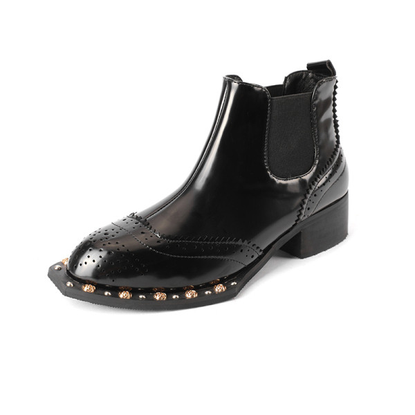 Modern női csizma vastag és alacsony sarkú fekete színben