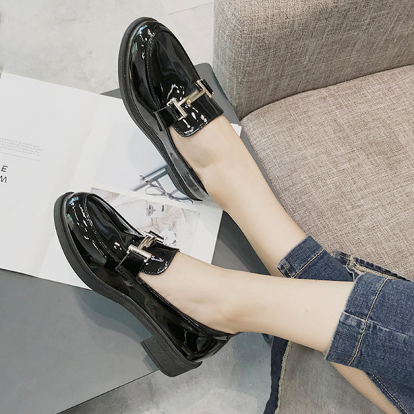 Stílusos női cipő fekete fém elemmel