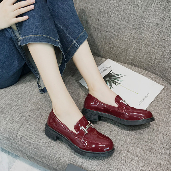 Stílusos női cipő fekete fém elemmel