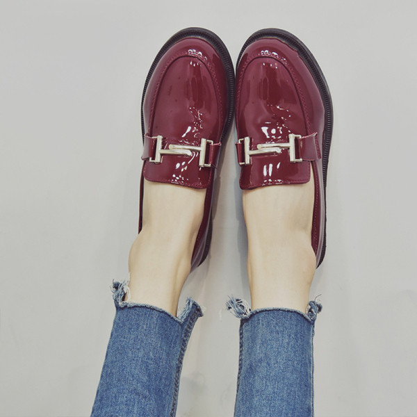 Stílusos női cipő fekete fém elemmel