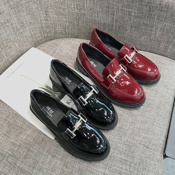 Stílusos női cipő fekete fém elemmel