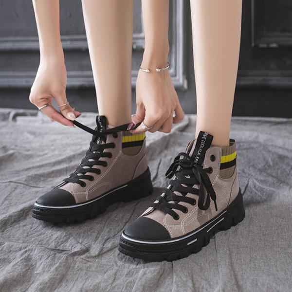 Sport és alkalmi női tornacipő fekete és bézs színben