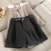 Pantaloni scurți moderni de damă în negru și bej