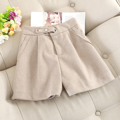 Pantaloni scurți moderni de damă în negru și bej