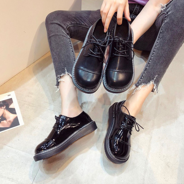 Modern női alkalmi cipő lapos talppal és fűzővel