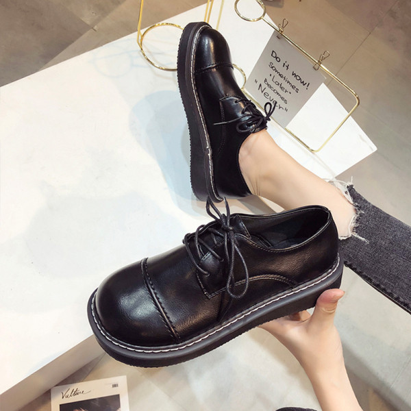 Modern női alkalmi cipő lapos talppal és fűzővel