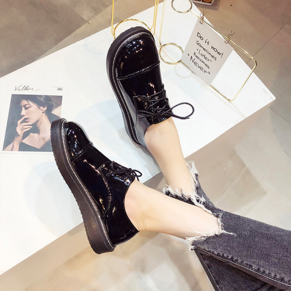 Modern női alkalmi cipő lapos talppal és fűzővel