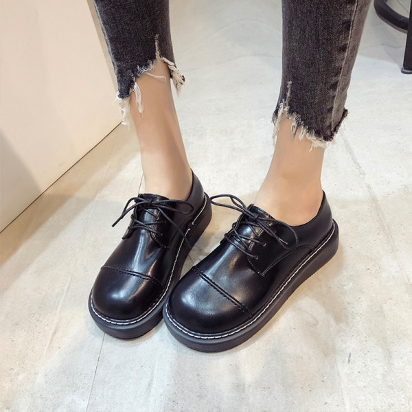 Modern női alkalmi cipő lapos talppal és fűzővel