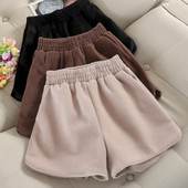 Modern női rövidnadrág gumírozással, három színben