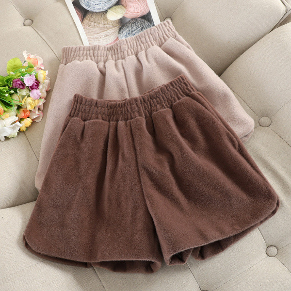 Modern női rövidnadrág gumírozással, három színben