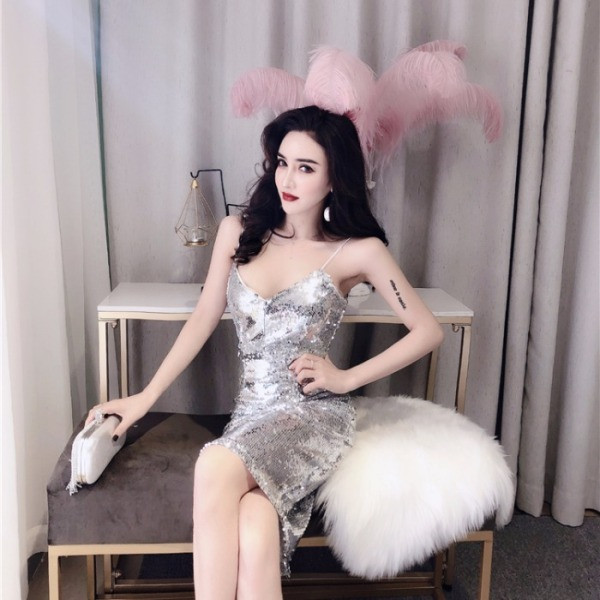 Hit Modern ruha vékony arany és ezüst pántokkal, flitterekkel