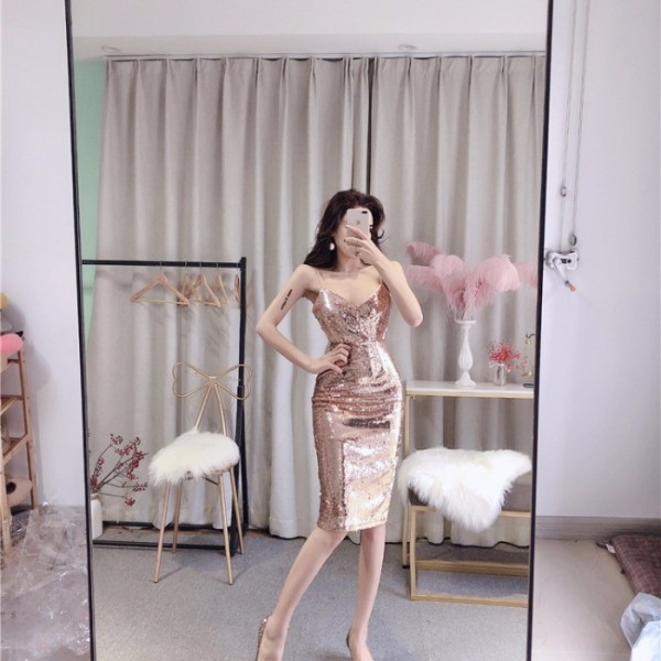 Hit Modern ruha vékony arany és ezüst pántokkal, flitterekkel