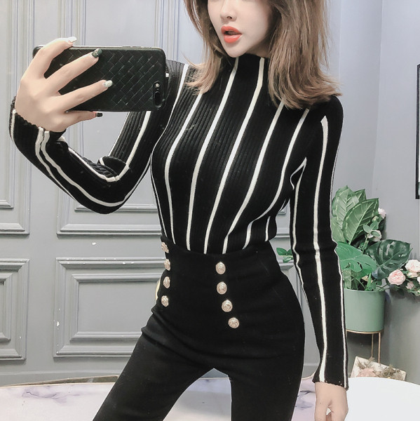 Testhezálló csíkos női póló fekete-fehér színben