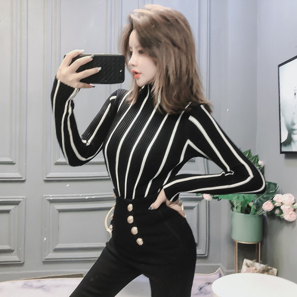 Testhezálló csíkos női póló fekete-fehér színben