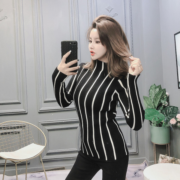 Testhezálló csíkos női póló fekete-fehér színben