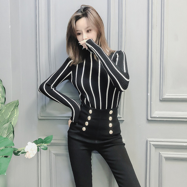 Testhezálló csíkos női póló fekete-fehér színben