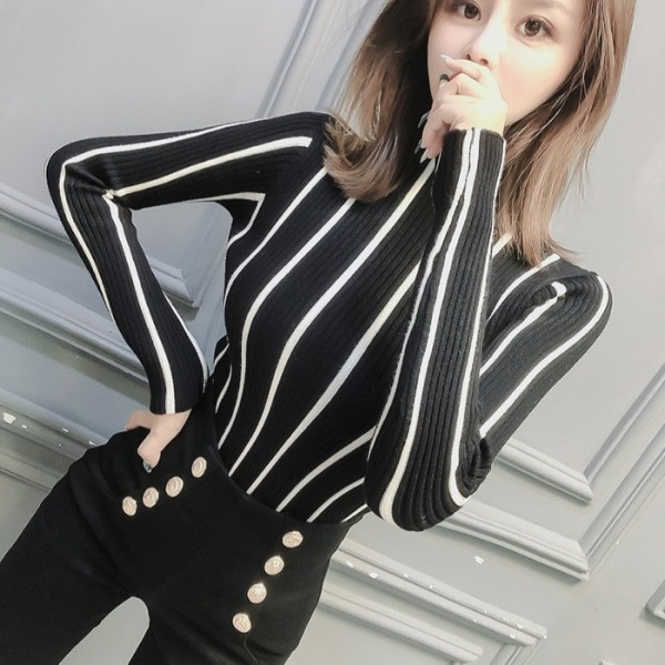 Testhezálló csíkos női póló fekete-fehér színben