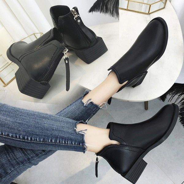 Stílusos női csizma vastag sarokkal, eko bőrből, fekete színben - két modell