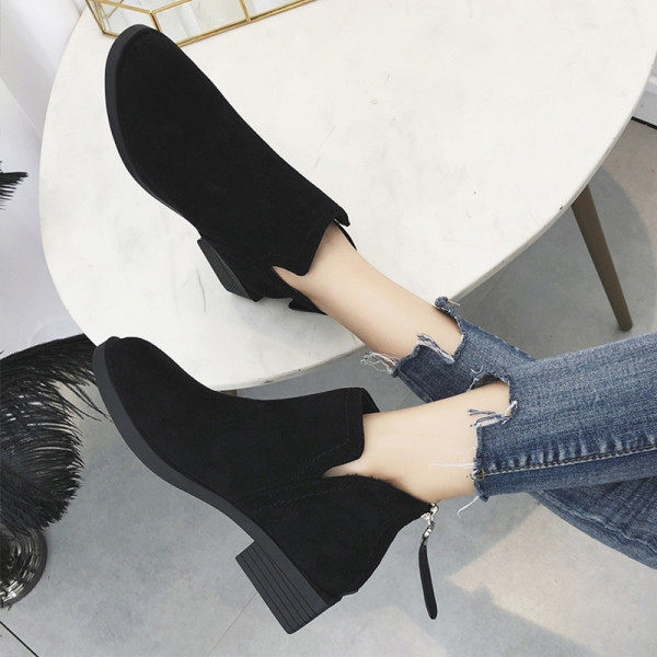 Stílusos női csizma vastag sarokkal, eko bőrből, fekete színben - két modell