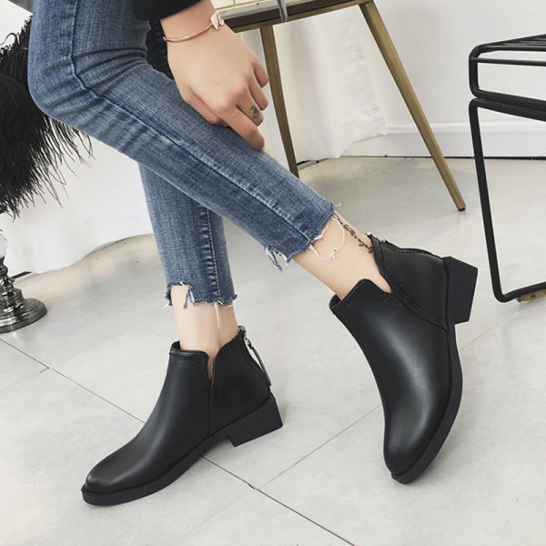 Stílusos női csizma vastag sarokkal, eko bőrből, fekete színben - két modell