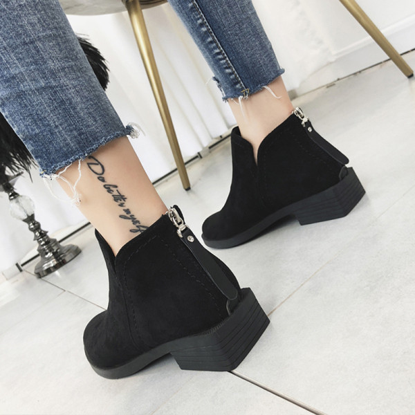 Stílusos női csizma vastag sarokkal, eko bőrből, fekete színben - két modell