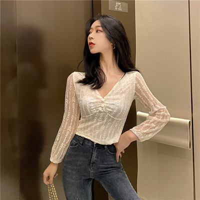 Rövid női blúz csipkeujjal és spitz nyakkivágással