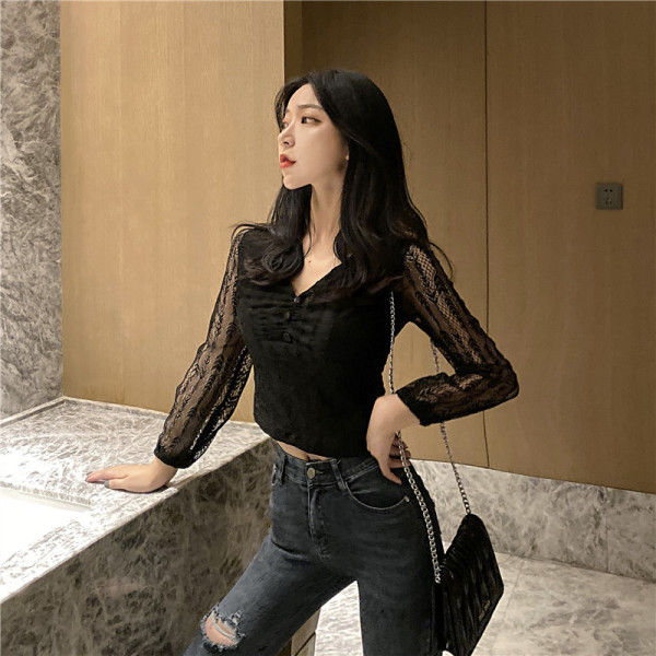 Rövid női blúz csipkeujjal és spitz nyakkivágással