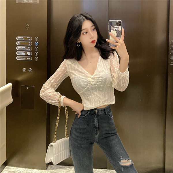 Rövid női blúz csipkeujjal és spitz nyakkivágással