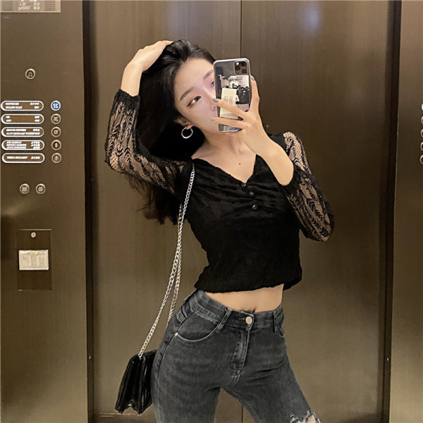 Rövid női blúz csipkeujjal és spitz nyakkivágással