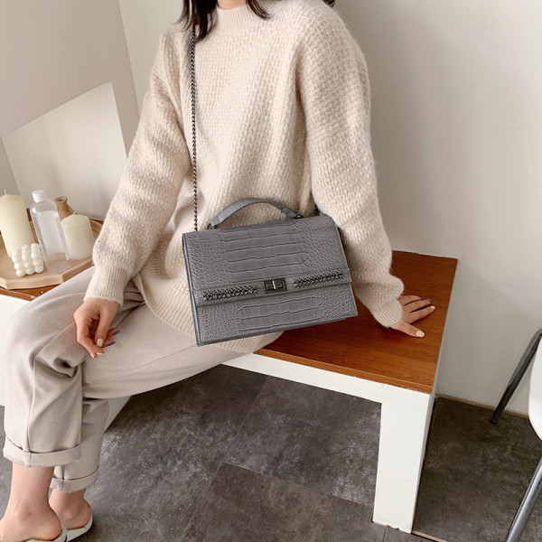 Eko bőrből készült stílusos női táska lánccal több színben