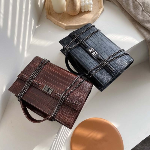 Eko bőrből készült stílusos női táska lánccal több színben