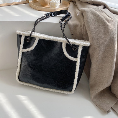 Μοντέρνα γυναικεία τσάντα με αλυσίδα σε τέσσερα χρώματα