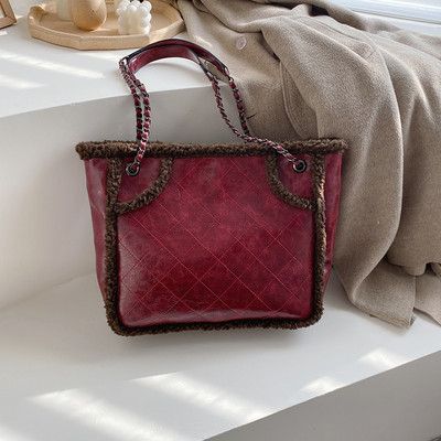 Μοντέρνα γυναικεία τσάντα με αλυσίδα σε τέσσερα χρώματα