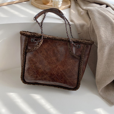 Μοντέρνα γυναικεία τσάντα με αλυσίδα σε τέσσερα χρώματα