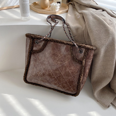 Μοντέρνα γυναικεία τσάντα με αλυσίδα σε τέσσερα χρώματα