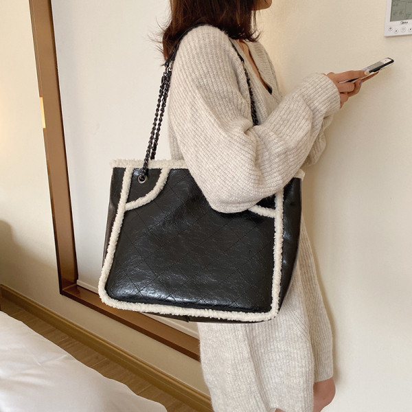 Μοντέρνα γυναικεία  τσάντα με αλυσίδα σε τέσσερα χρώματα