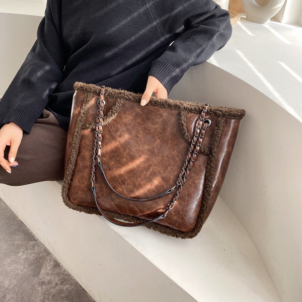 Μοντέρνα γυναικεία  τσάντα με αλυσίδα σε τέσσερα χρώματα