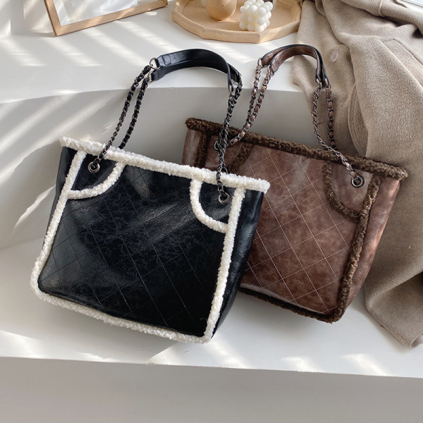 Μοντέρνα γυναικεία  τσάντα με αλυσίδα σε τέσσερα χρώματα