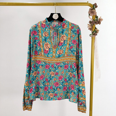 Széles női blúz mintás mintával és spitz nyakkivágással