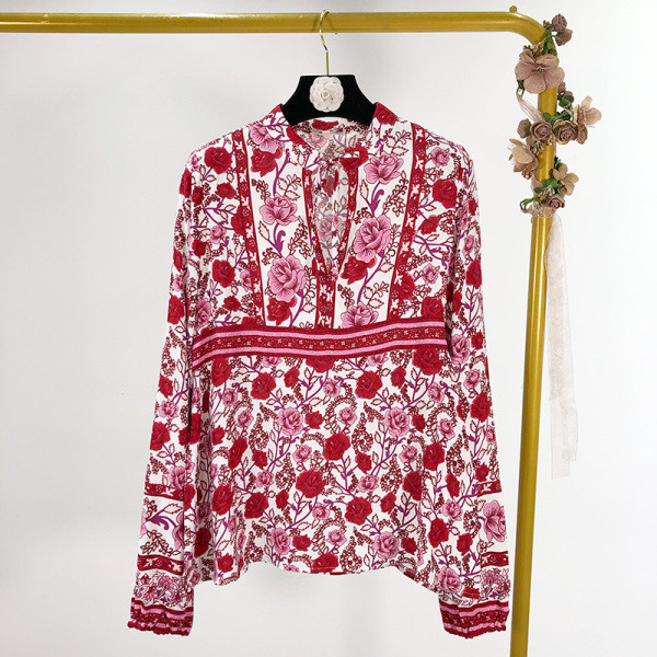 Széles női blúz mintás mintával és spitz nyakkivágással