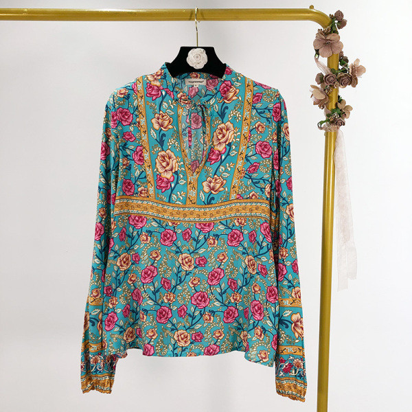 Széles női blúz mintás mintával és spitz nyakkivágással